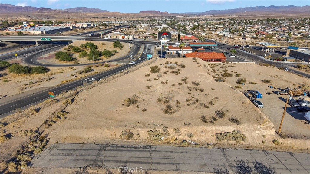Exceptional opportunity to own or ground lease 1.065 acres of prime land with Interstate 15 freeway visibility. This property is zoned Diverse Use (DU), allowing for a wide range of possibilities—multi-family, commercial, office, single-family residential, or a mixed-use combination.
Located adjacent to Pizza Hut, Valero Gas Station, and the new Shell gas station across the street, this site offers strong visibility and high traffic counts.
Adding to the long-term value, the property is close to the BNSF Southern Transcon in San Bernardino County. This location will soon be home to the Barstow International Gateway,—a transformational project being development that is expected to drive significant growth in the region.
Ground Lease Option Available
Don’t miss this chance to position your development in one of the most strategic and fast-growing logistics and commercial corridors in Southern California.
