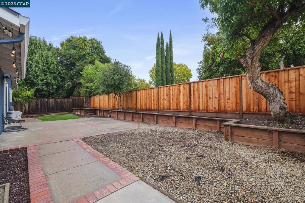 DANAESATES - Residential Lease