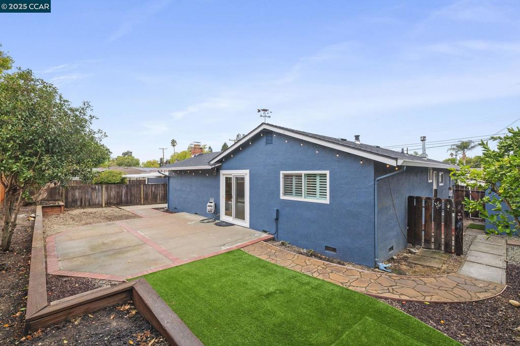 DANAESATES - Residential Lease