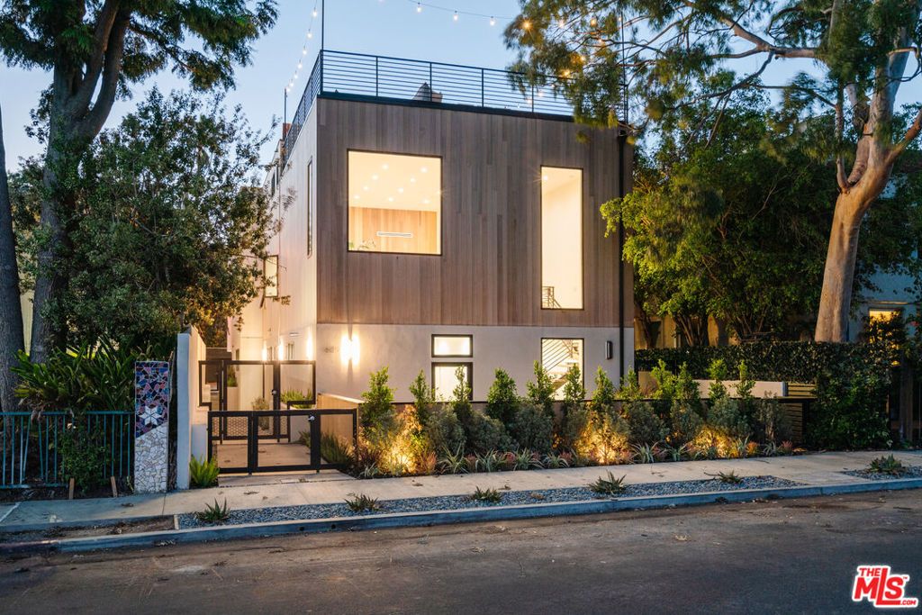 Photo of 611 Broadway Street, Venice, CA 90291 (MLS # 26638011)