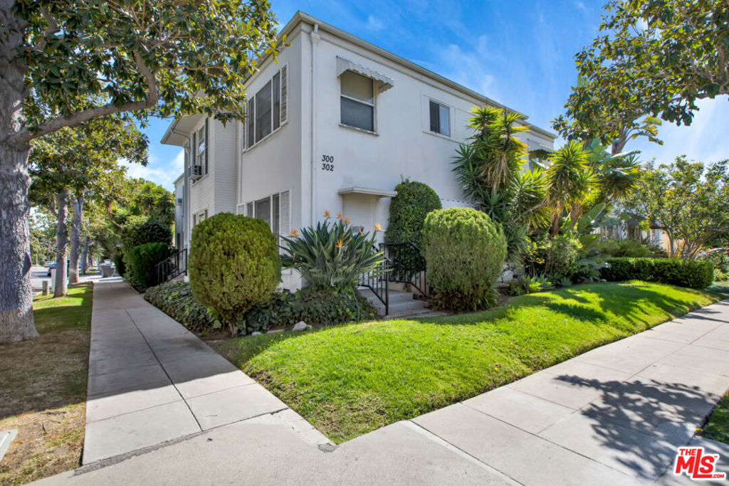 Beautiful and spacious one-bedroom residence in the heart of Beverly Hills. This bright, inviting unit features an expansive open living area perfect for relaxing or entertaining. The large kitchen is updated with new appliances, including an in-unit washer and dryer. The generously sized bedroom offers excellent closet space and comfort. Lots of natural light throughout the entire unit. Includes one parking space. Prime location on a quiet street with exceptional walkability to world-class dining, shopping, and amenities. Enjoy the comfort, style, and convenience of this charming Beverly Hills home.
