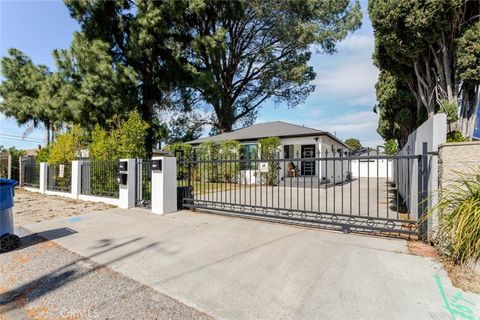 Photo of 11451 Calvert Street #1/2, North Hollywood, CA 91606 (MLS # GD26047339)