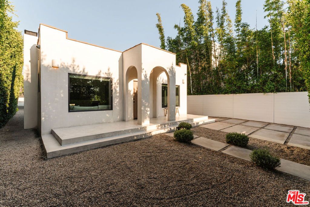 Photo of 2418 Walnut Avenue, Venice, CA 90291 (MLS # 26659015)