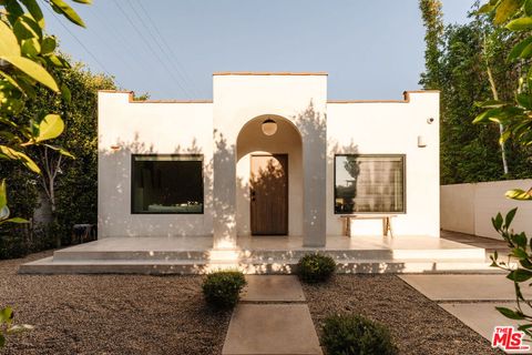 Photo of 2418 Walnut Avenue, Venice, CA 90291 (MLS # 26659015)