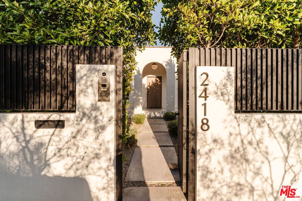 Photo of 2418 Walnut Avenue, Venice, CA 90291 (MLS # 26659015)