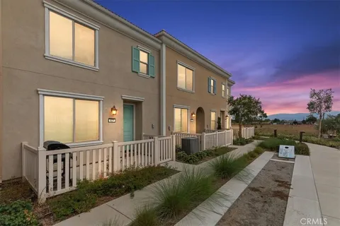 425 beechwood Ave, Rialto, CA 92376 - MLS#: IV25220209