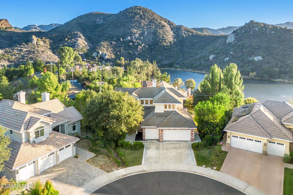 Photo of 930 Ravensbury Street, Lake Sherwood, CA 91361 (MLS # 225005380)