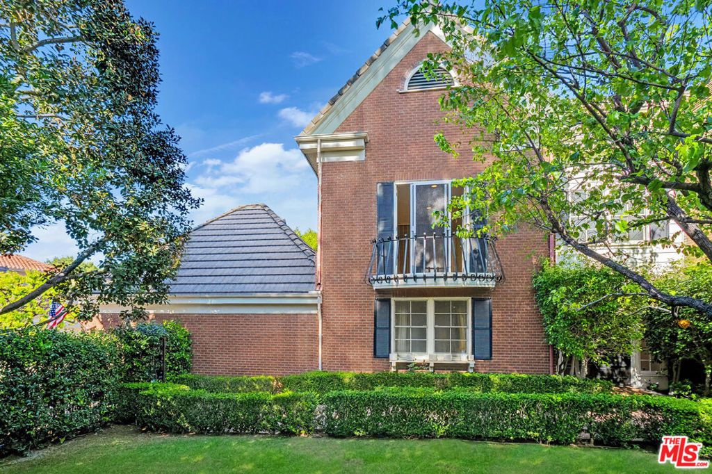 Photo of 12386 Ridge Circle, Los Angeles, CA 90049 (MLS # 26662013)