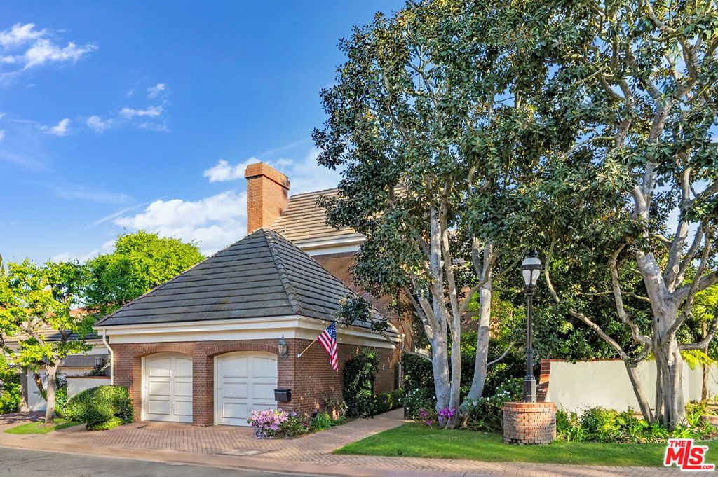 Photo of 12386 Ridge Circle, Los Angeles, CA 90049 (MLS # 26662013)