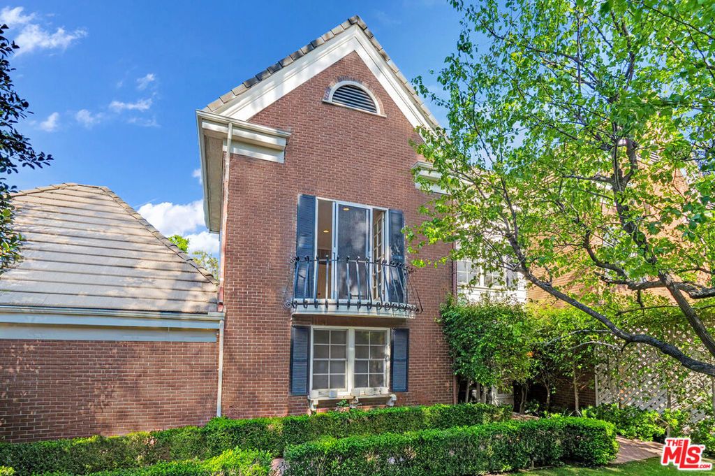 Photo of 12386 Ridge Circle, Los Angeles, CA 90049 (MLS # 26662013)