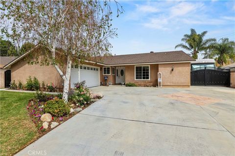 Photo of 27816 Ridgegrove Dr, Saugus, CA 91350 (MLS # SR26063750)