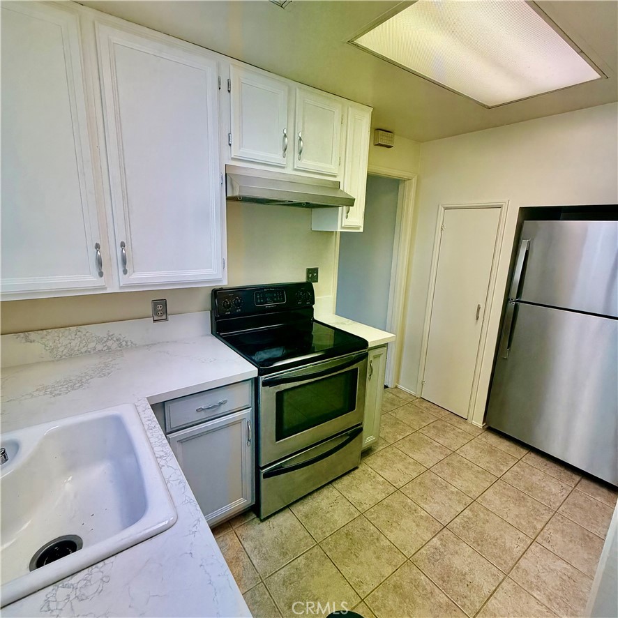 5653 E 2nd