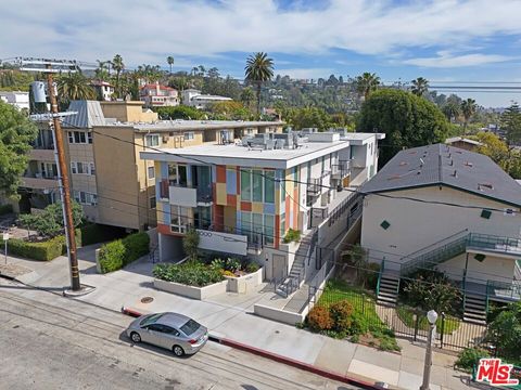 Photo of 2000 N Beachwood Drive, Los Angeles, CA 90068 (MLS # 26661777)