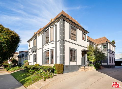 Photo of 326 N Sierra Bonita Avenue, Los Angeles, CA 90036 (MLS # 26835307)