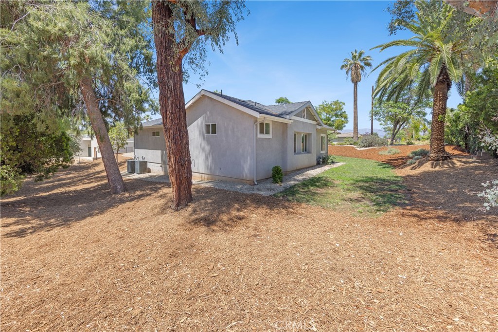 1540 W Cypress