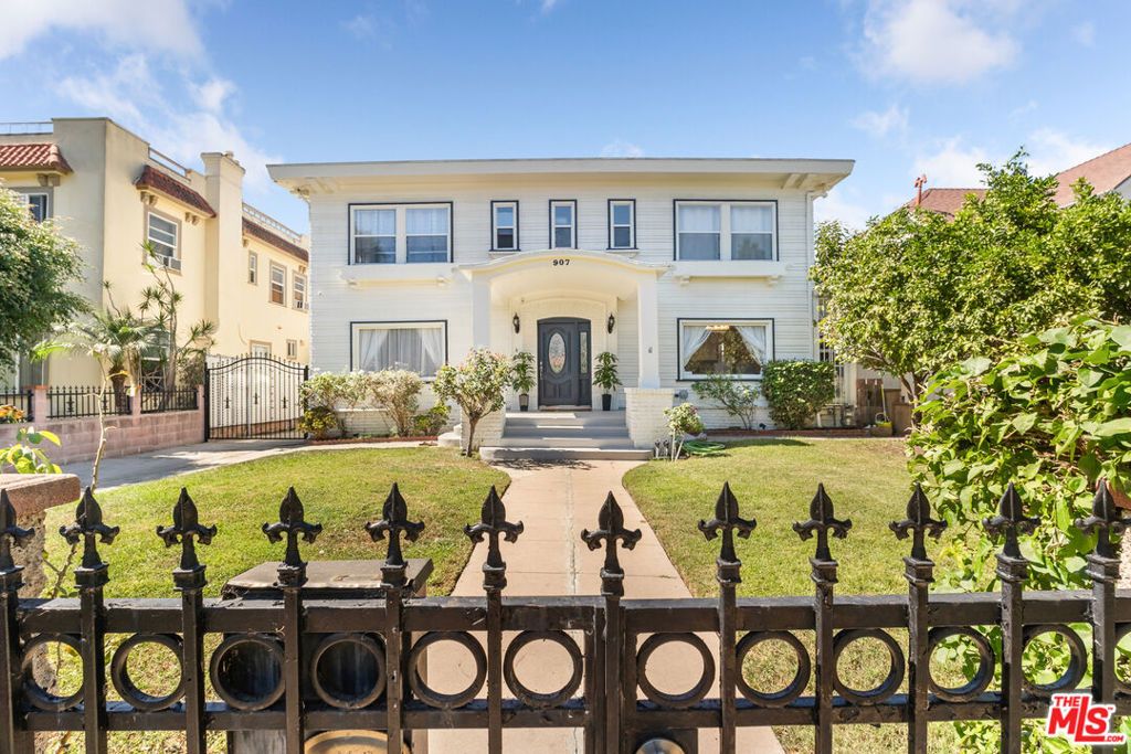 Photo of 907 Westchester Place, Los Angeles, CA 90019 (MLS # 25602719)