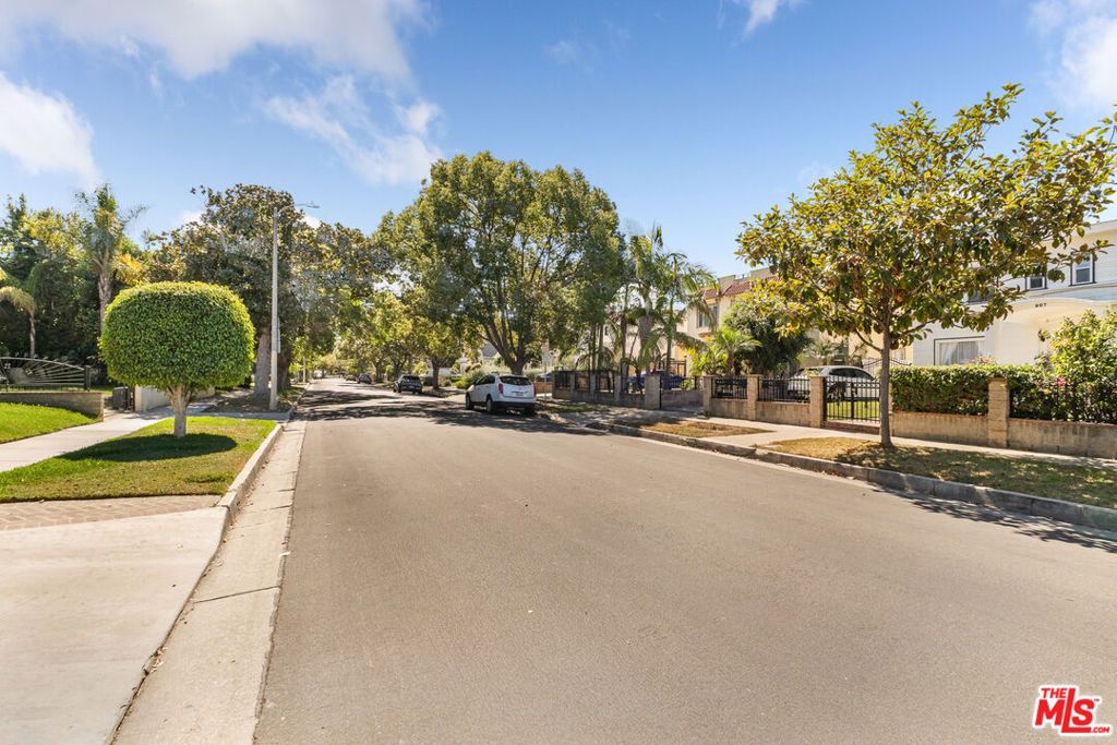 Photo of 907 Westchester Place, Los Angeles, CA 90019 (MLS # 25602719)
