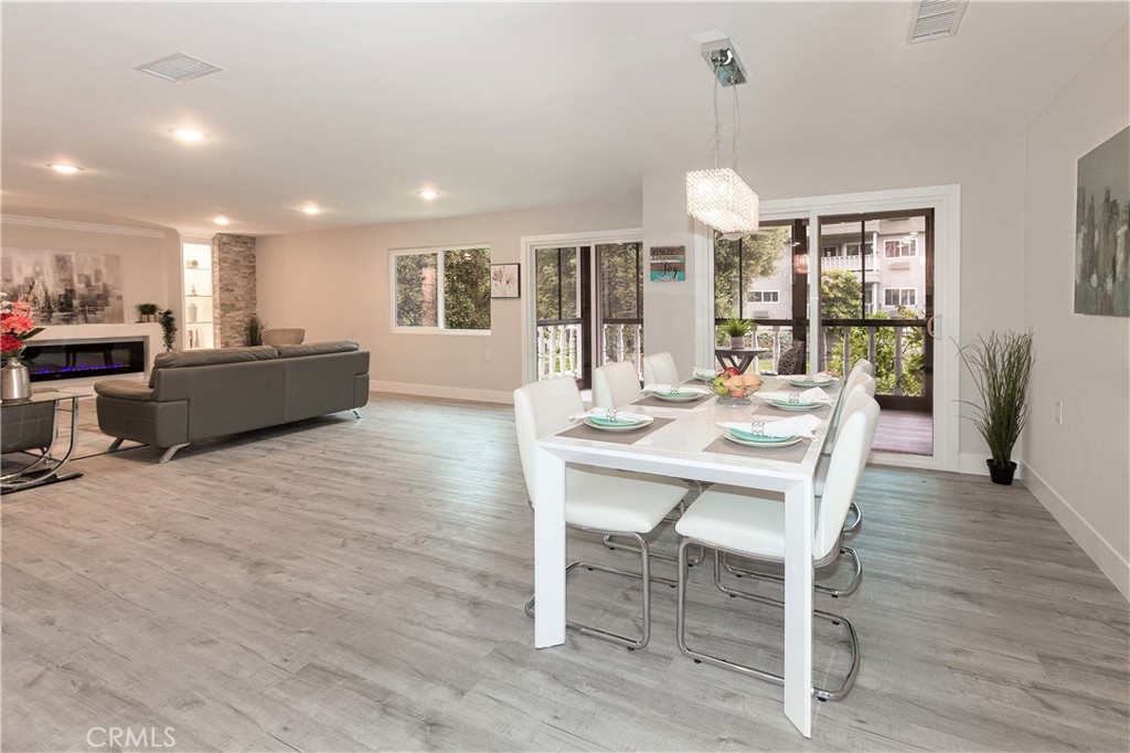 2404 Via Mariposa W 1C