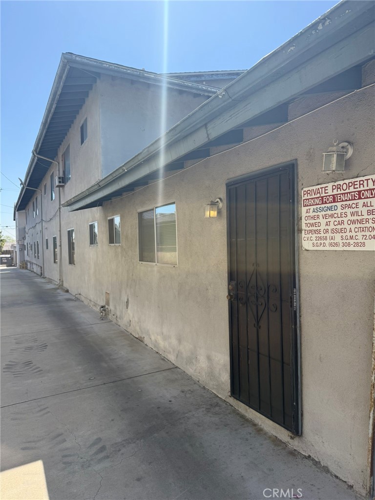 Main image without alt text