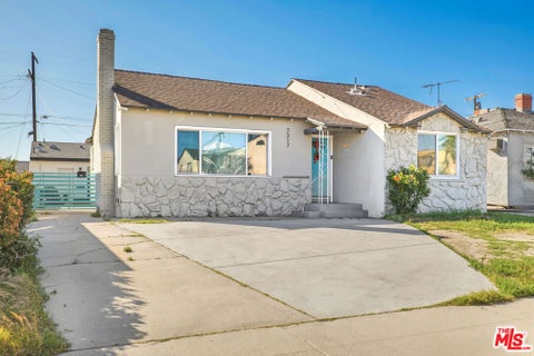 Photo of 7317 Tujunga Avenue, Los Angeles, CA 91605 (MLS # 26883863)