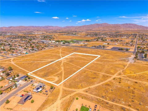 Photo of 30874811 Okanagan Road, Apple Valley, CA 92308 (MLS # CV26185399)