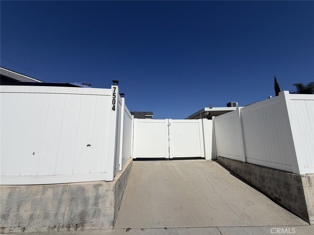 7502 N Hollywood Way, Burbank CA 91505