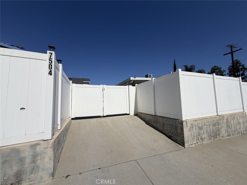 7502 N Hollywood Way
