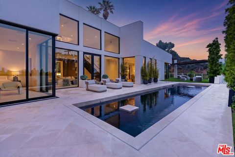 Photo of 9405 Sierra Mar Place, Los Angeles, CA 90069 (MLS # 26831331)