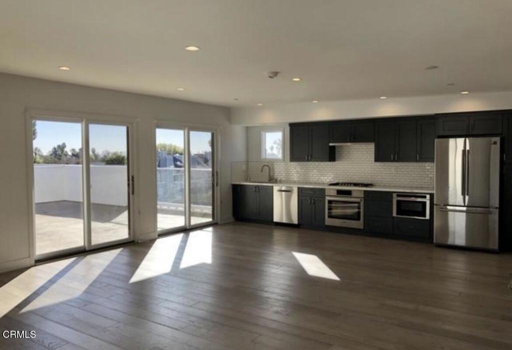 Welcome to this stunning luxury condo located in the heart of Downtown Pasadena! An open floor plan will greet you along with modern fixtures and a bright atmosphere with plenty of natural lighting. You will notice the kitchen is complete with stainless steel appliances, beautiful calacatta countertops and a space perfect for dining. Conveniently located near popular restaurants, Grant Park, Cal Tech University and the Huntington Library!