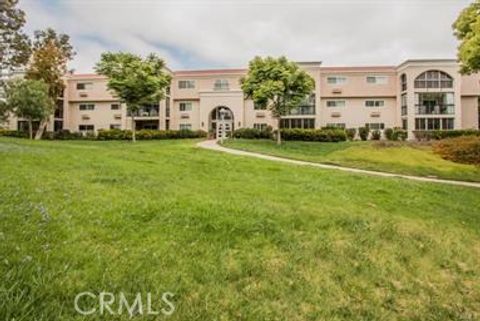 Photo of 5500 Paseo Del Lago W #1F, Laguna Woods, CA 92637 (MLS # OC25243027)