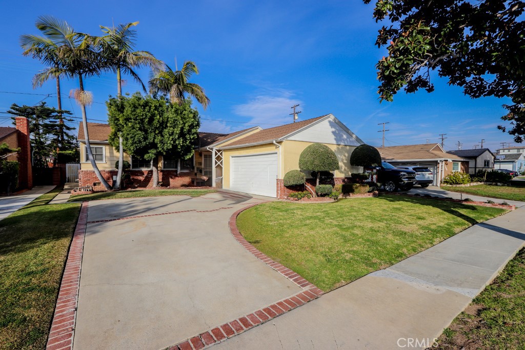 Welcome to your new home in the charming Holly Park neighborhood, one block off of Rawley Park! This single-level family home boasts three bedrooms, two baths, and an inviting open floor plan. With the convenience of an inside laundry room and an enclosed private rear yard, you'll find comfort and ease in every corner. Parking is more than ample with an attached two-car garage plus a spacious driveway. Imagine the fun of playing in the nearby park, taking leisurely walks to Holly Park Methodist Church, or practicing your swing at Chester Washington Golf Course/Driving Range.
This residence is perfectly situated for easy commuting, with convenient access to freeways, LAX, Sofi Stadium, Space X, shops, services, and various entertainment options. Families will appreciate the proximity to all school levels, as well as the beach for those sunny days. Bring your vision and contractor along to customize and turn this house into your dream home. It's an opportunity waiting for you to make it your own!