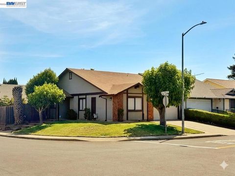 Photo of 460 Lisa Ann St ST, Bay Point, CA 94565 (MLS # 41134470)