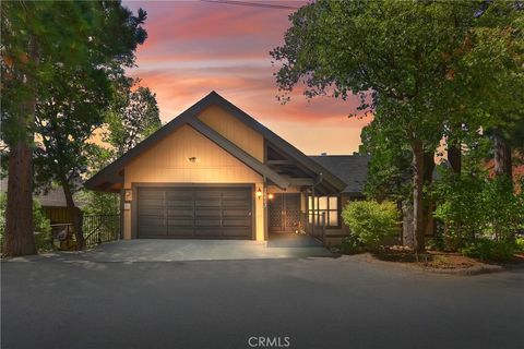 Photo of 26603 Hillcrest Lane, Lake Arrowhead, CA 92352 (MLS # IG26095121)