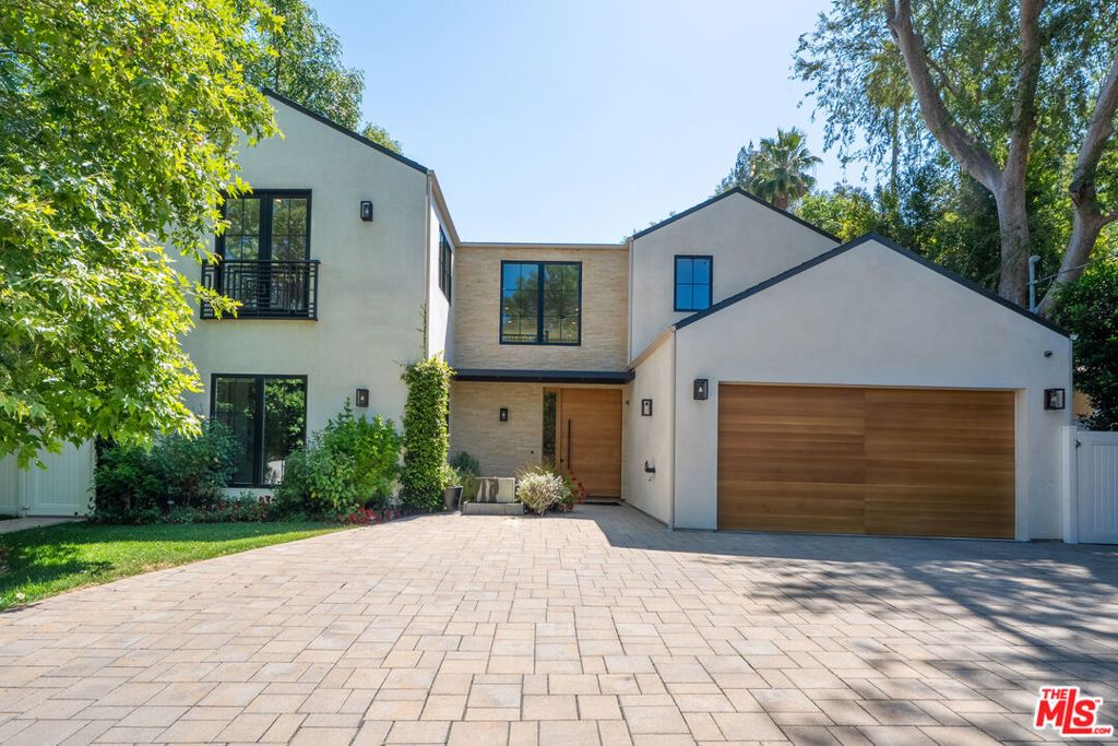 Photo of 5266 Vanalden Avenue, Tarzana, CA 91356 (MLS # 26806551)