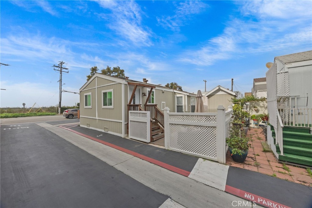 1660 Whittier Avenue 3