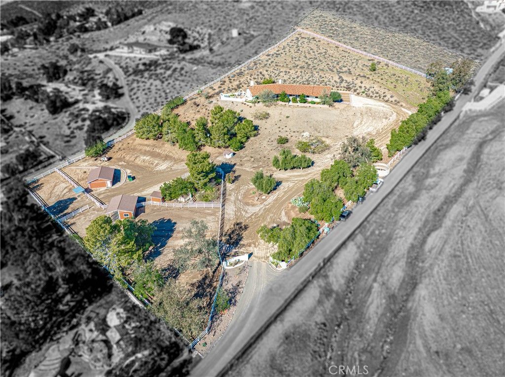 Photo of 9435 Hierba Rd, Agua Dulce, CA 91390 (MLS # SR25266759)