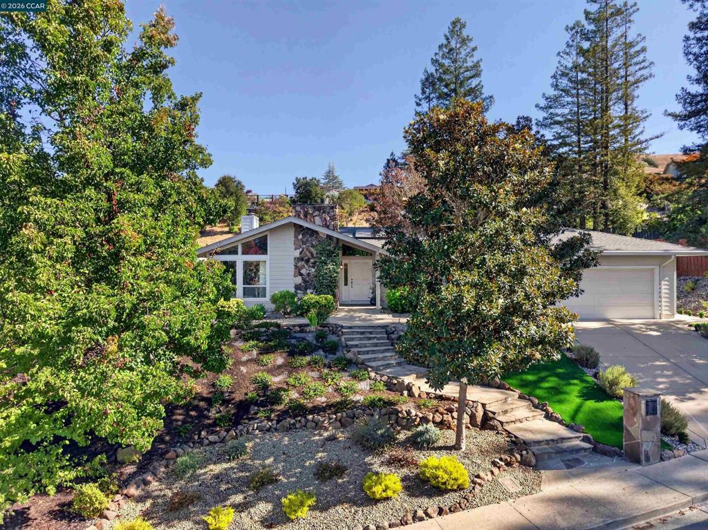 216 Sandringham Dr