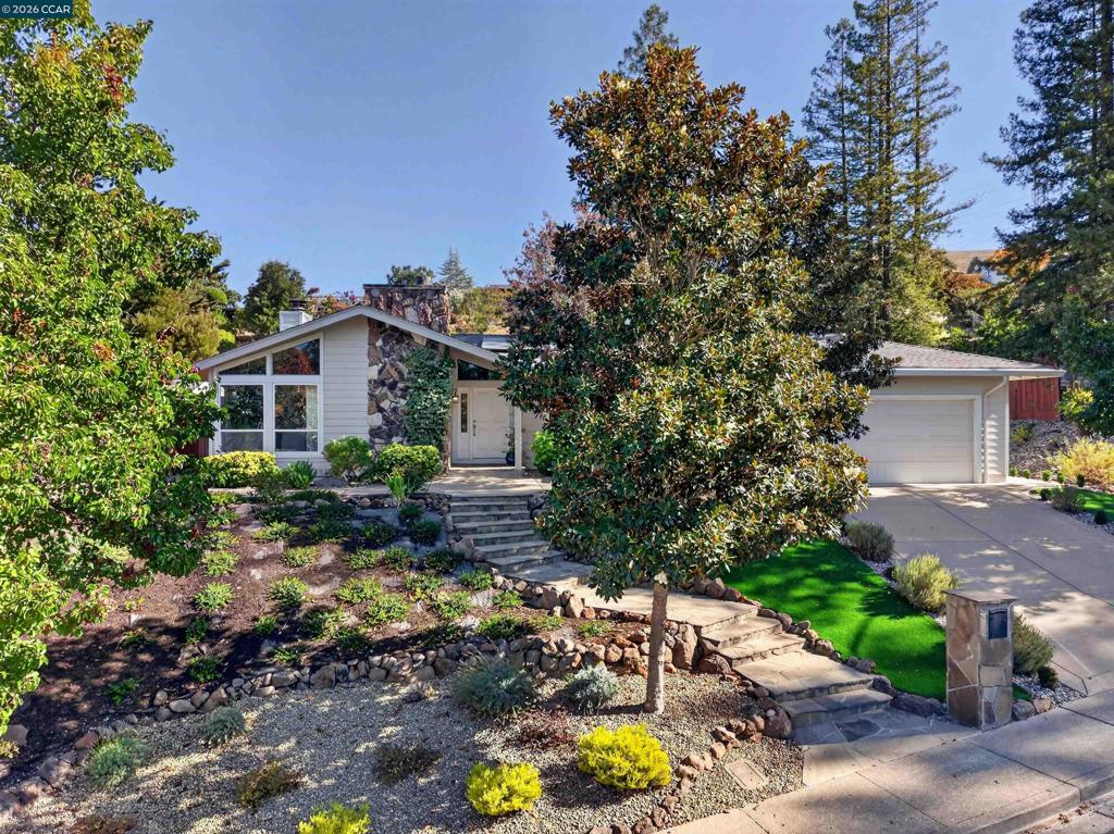 216 Sandringham Dr