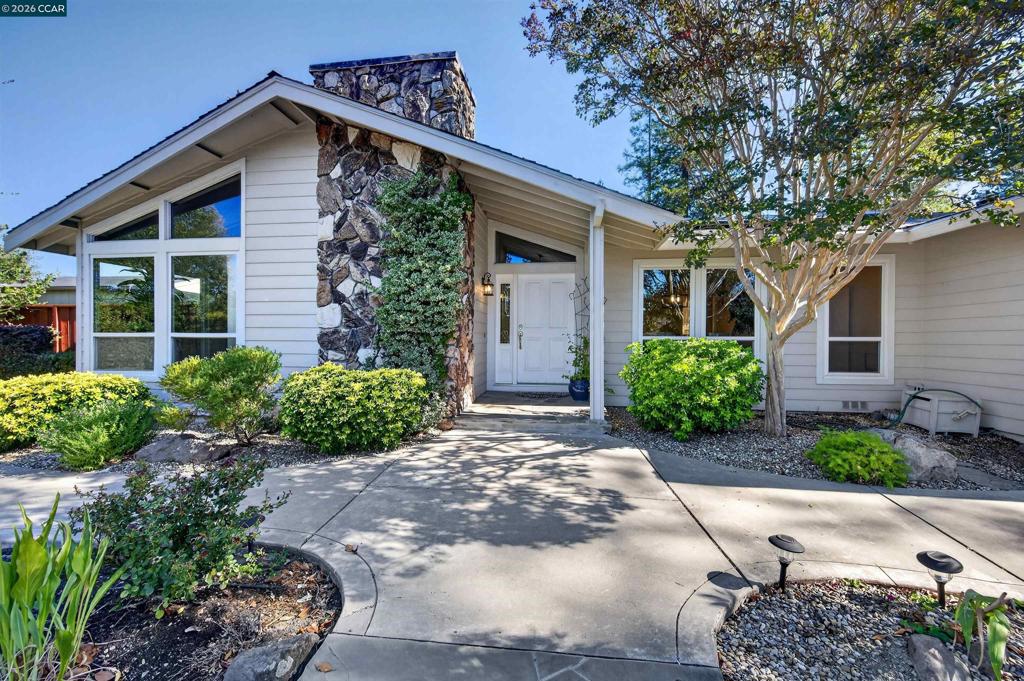 216 Sandringham Dr