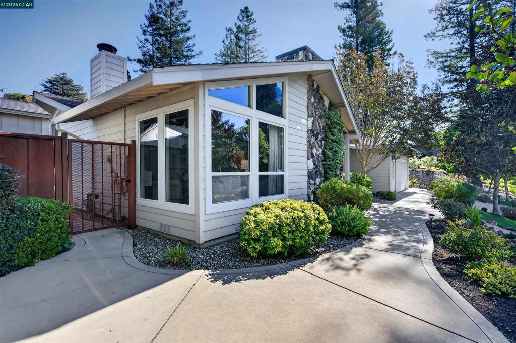 216 Sandringham Dr