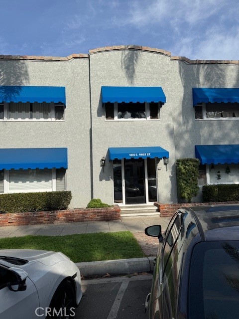 Welcome to your newly renovated home at 1835 East 1st Street, Long Beach! This spacious 1-bedroom apartment offers 650 sq. ft. of modern living space. Highlights include:
quartz countertops
Fridge
Complete renovation with updated finishes throughout
Enjoy the prime location just a short walk to Bixby Park and Bluff Park, which are perfect for outdoor activities and relaxation. Plus, you'll love being close to Long Beach's vibrant dining scene, offering options like:
Mediterranean flavors at Ammatoli
French-American fare at BO-beau kitchen + roof tap
Handmade Italian dishes at Ellie's
Creative breakfasts and brunches at The Breakfast Bar
Experience the best of Long Beach living with stylish interiors, nearby parks, and a variety of dining options.
Contact us today to schedule a tour!