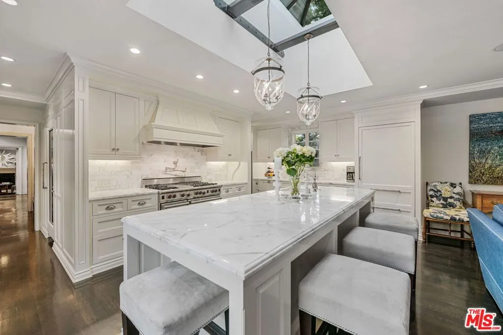 Beverly Hills, California 90210, United States, 5 Bedrooms Bedrooms, ,6 BathroomsBathrooms,Residential,Active,205133