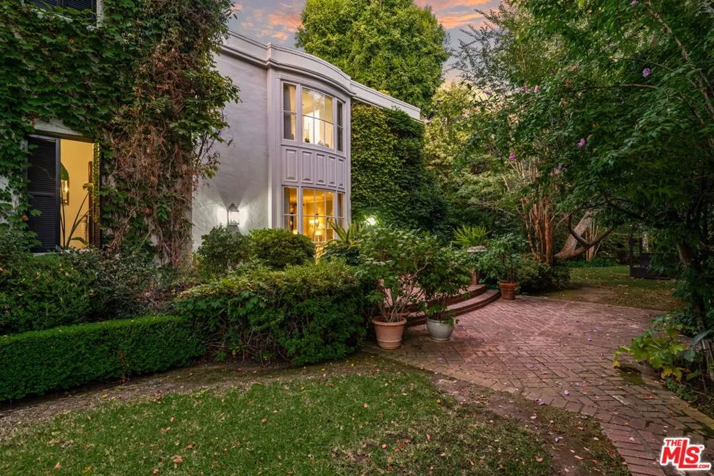 Beverly Hills, California 90210, United States, 5 Bedrooms Bedrooms, ,6 BathroomsBathrooms,Residential,Active,205133