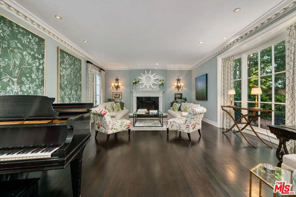 Beverly Hills, California 90210, United States, 5 Bedrooms Bedrooms, ,6 BathroomsBathrooms,Residential,Active,205133