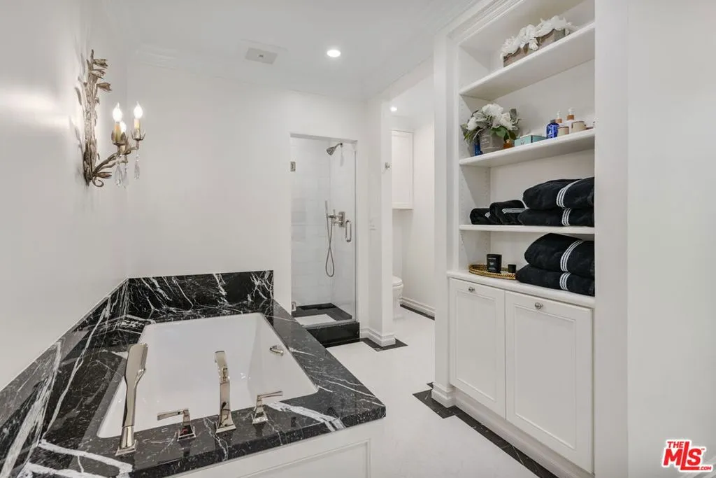 Beverly Hills, California 90210, United States, 5 Bedrooms Bedrooms, ,6 BathroomsBathrooms,Residential,Active,205133