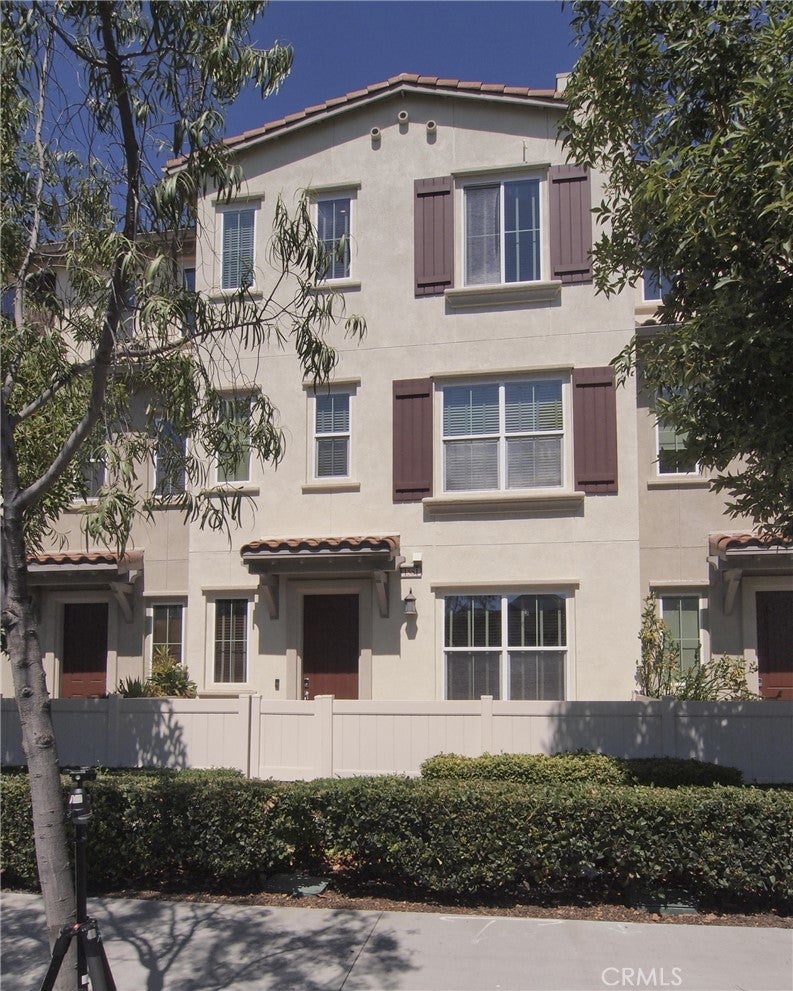 1581 E Lincoln