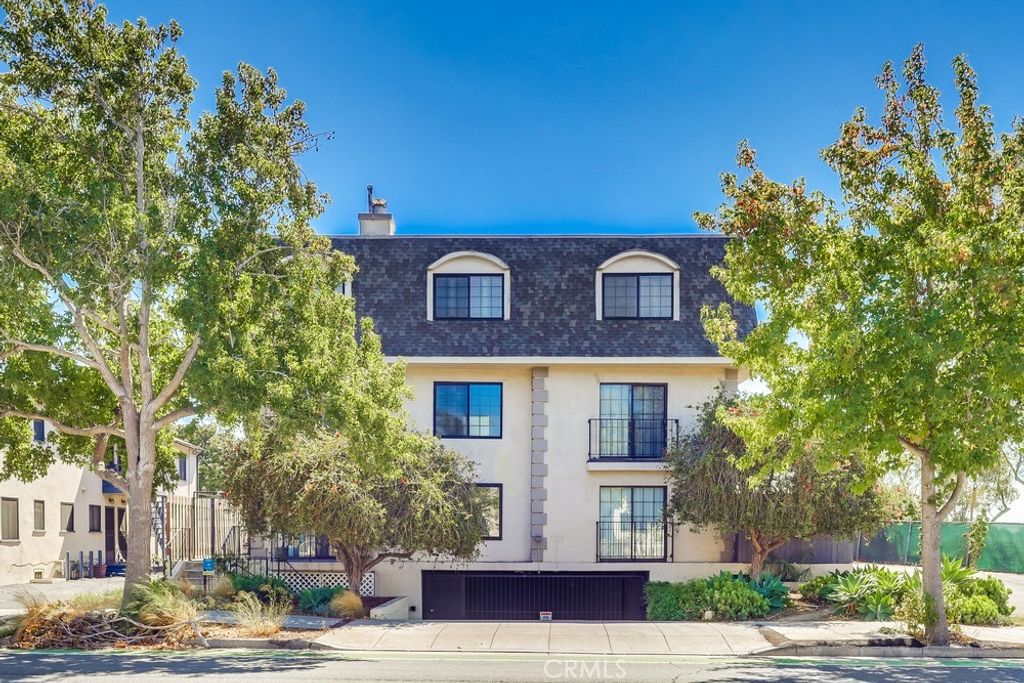 Photo of 1020 Ocean Park Blvd #3, Santa Monica, CA 90405 (MLS # OC26159819)