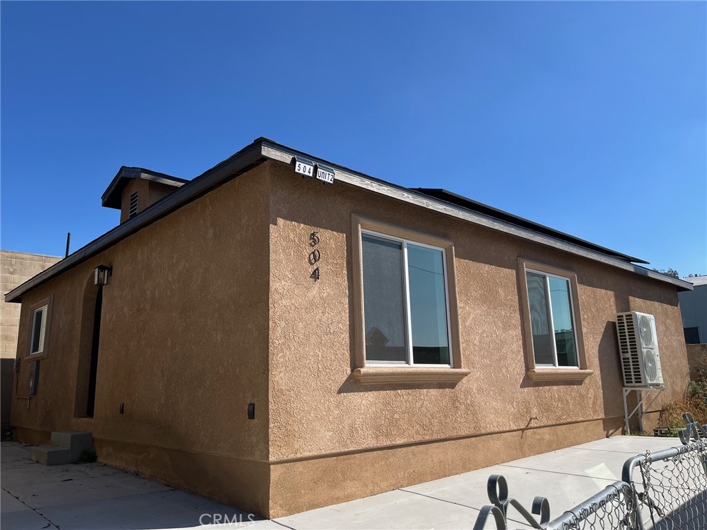 Main image without alt text