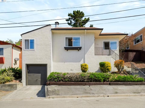 Photo of 17198 Roberto St ST, Castro Valley, CA 94546 (MLS # 41147975)