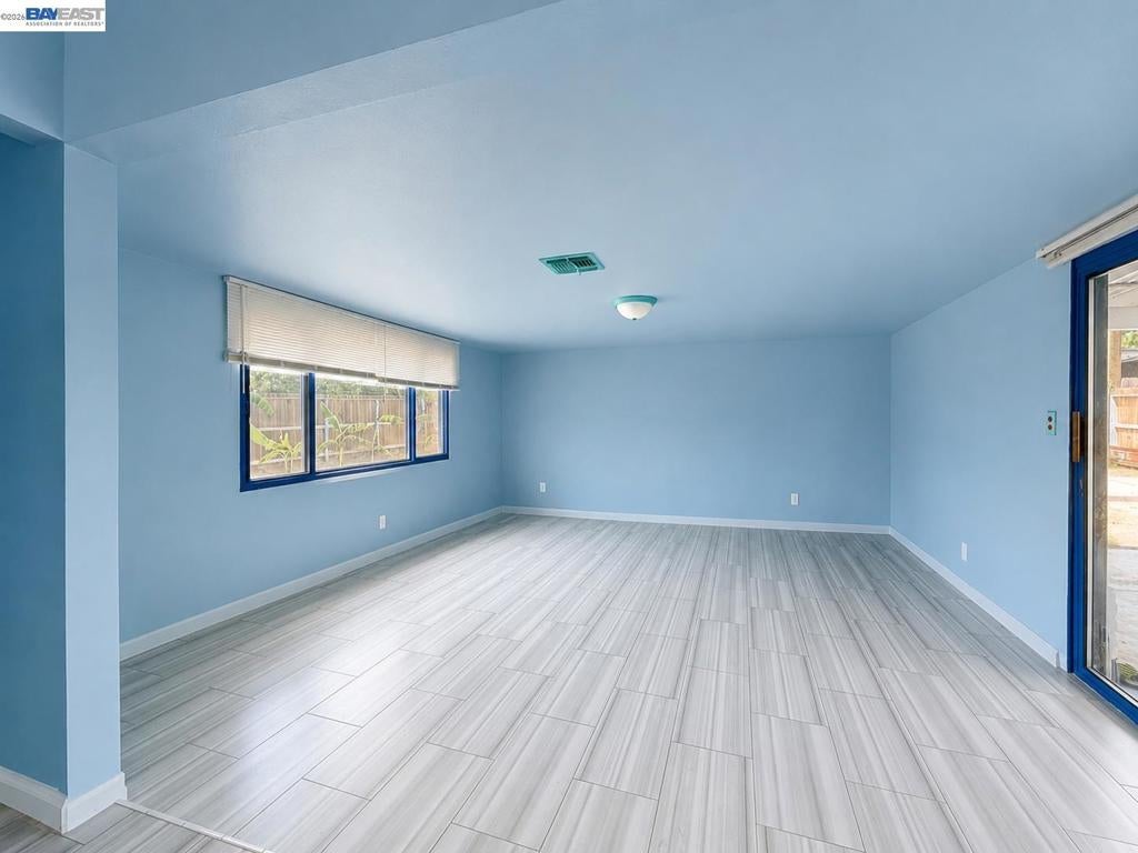 3823 E Donner Ave